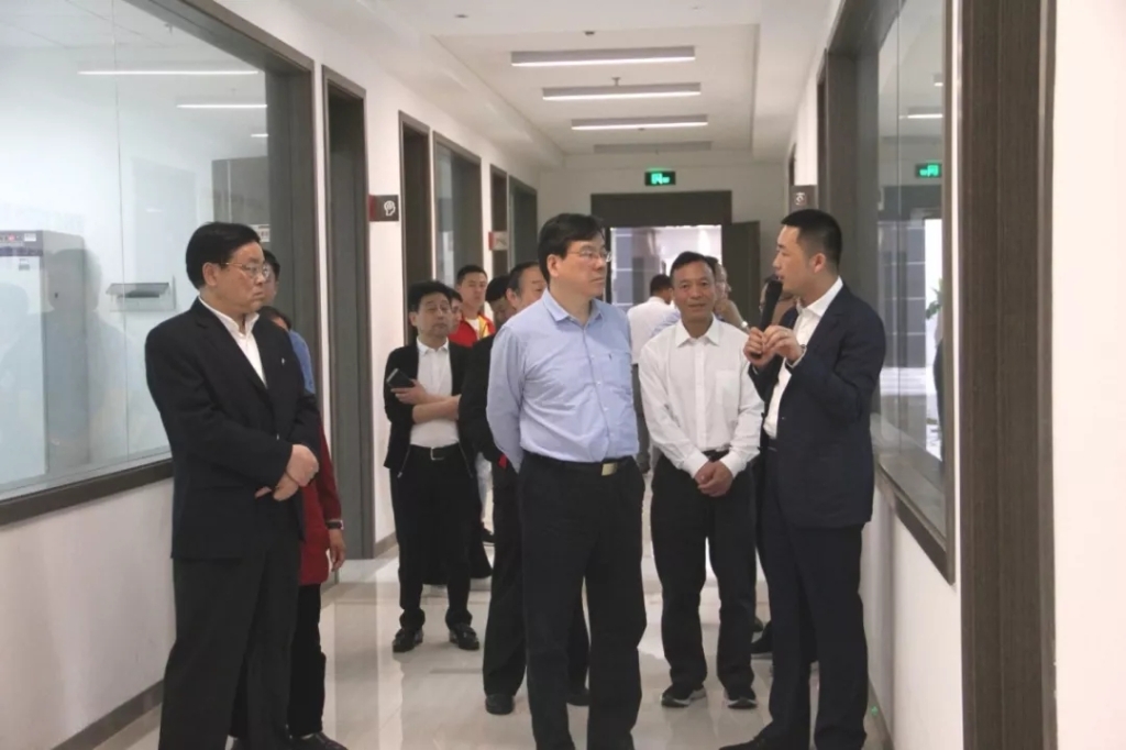 湖南省政協(xié)副主席、湖南省工商聯(lián)主席張健帶隊來到湖南賓之郎食品科技有限公司調(diào)研